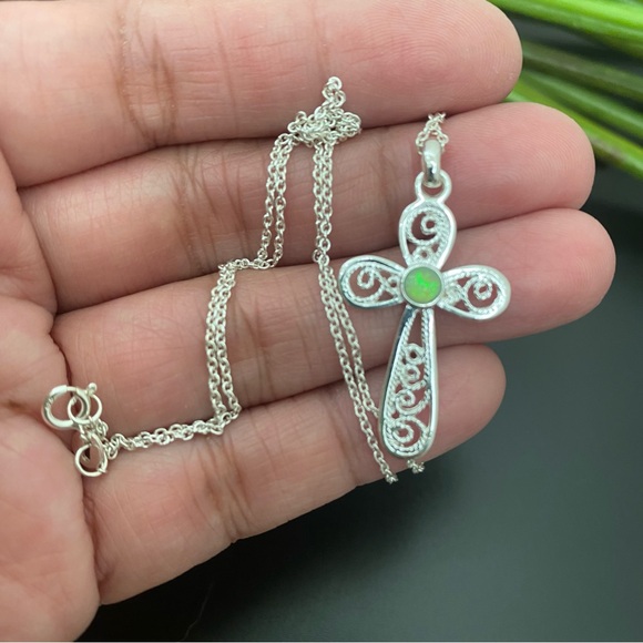 Sterling Silver 925 Signed Green Opal Cross Pendant 18” Necklace 3g. - Picture 2 of 16